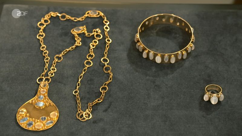 Während Aylin den Schmuck loswerden wollte, lobte Wendela Horz die Sammlung als "typischen Schmuck der frühen 70er Jahre - das passt in allem so perfekt, man kann es fast nicht glauben". Die Expertin sprach von "Ethno-Schick" und lenkte den Blick auf die Mondsteine.