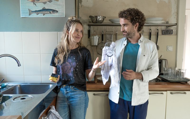 Verliebt, verlobt, verheiratet - und glücklich geschieden, oder? Miriam (Stefanie Stappenbeck) und Markus (Oliver Wnuk) tauschen sich, schon wegen der Kinder, regelmäßig aus. 