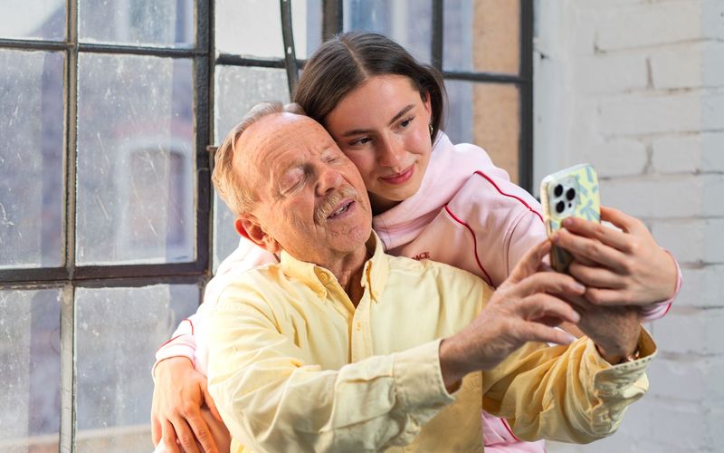"Vergesslichkeit oder das mangelnde Verständnis für das Handy und die sozialen Medien" haben Laura früher an ihren Vater Willy gestört. Heute ist das Verhältnis der beiden intakt.
