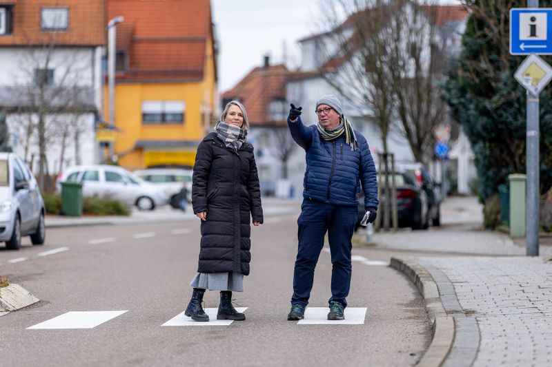 Ortstermin: Verkehrsplaner Michael Frehn bespricht mit Mutlangens Bürgermeisterin Stephanie Eßwein, wie man einen Gefahrenstelle entschärfen könnte.
