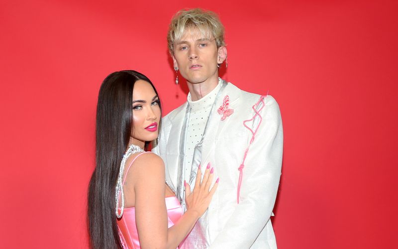 Die Liebe, die am Set von "Midnight in the Switchgras" begann, hielt nicht lange. Dabei waren Megan Fox und Machine Gun Kelly (bürgerlich: Colson Baker) schon verlobt, als sie sich im November 2024 trennten - rund fünf Monate vor der Geburt ihrer Tochter am 27. März. Als Eltern wollen die Schauspielerin und der US-Rapper künftig aber an einem Strang ziehen, wie eine Quelle aus dem Umfeld des Ex-Paares gegenüber "People" erklärte.