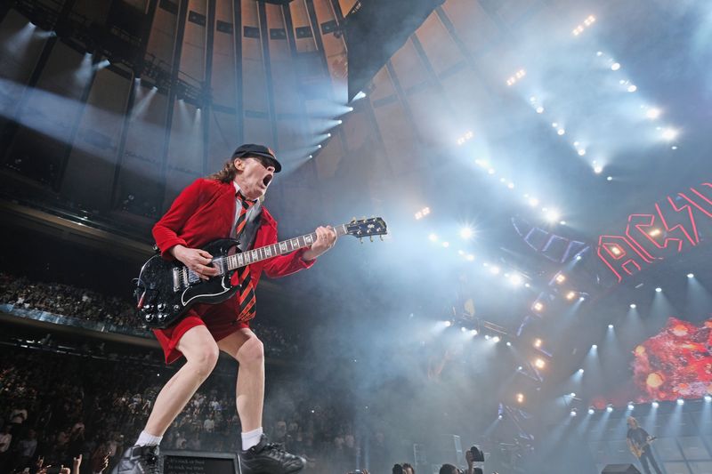 So rockt AC/DC-Gitarrist Angus Young seit jeher die Bühne: bekleidet mit einer Schuluniform und mit einer tänzerischen Einlage, die als Duckwalk bekannt ist. Dass das Musikfans gefällt, verdeutlichen auch die Zahlen: AC/DC gehört zu den erfolgreichsten Rockgruppen überhaupt. Wie viele Platten die Band im Vergleich zu anderen Rock-Giganten verkauft hat, zeigt die Galerie zu Youngs 70. Geburtstag am 31. März.