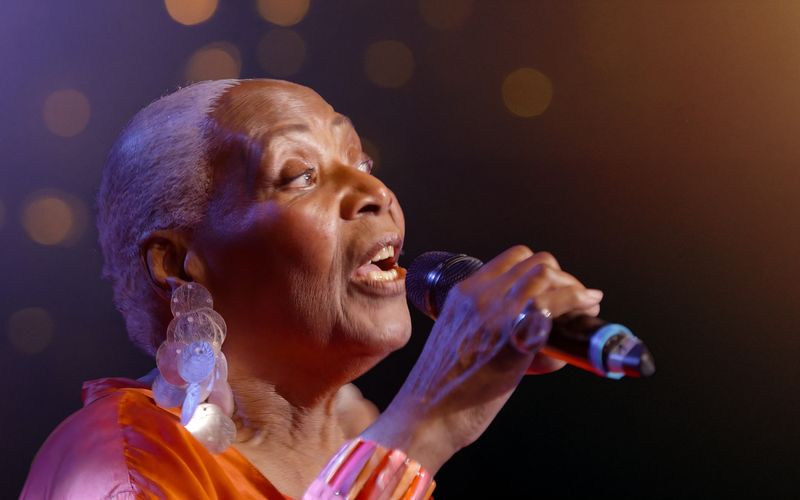 Kräftige Stimmen, auch im Alter: Joanne Bell ist Sängerin des "Heaven can wait"-Chors aus Hamburg. Alle Chormitglieder sind über 70 Jahre alt, teilweise in ihren 90-ern. Was das Singen für sie bedeutet, erzählen sie in der Doku.  