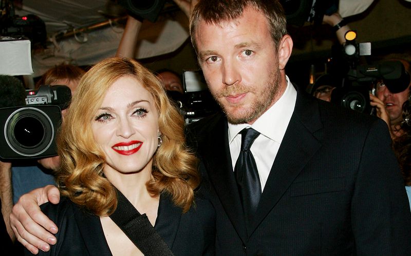 Immerhin acht Jahre waren Pop-Superstar Madonna und Regisseur Guy Ritchie miteinander verheiratet - am Ende wurde es dann aber teuer ... Wer wieviel zahlen musste, welche Prominenten nach einer Scheidung besonders tief in die Tasche greifen mussten, zeigt die Galerie.