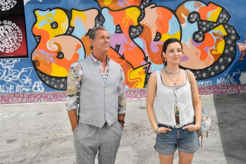 Auswanderer Oliver Engelhardt (Sven Martinek) bekommt in "Das Traumschiff: Miami" Besuch von seiner Tochter Lena (Mia Kasalo). Wie soll er ihr klarmachen, dass sie nicht bei ihm leben kann?
