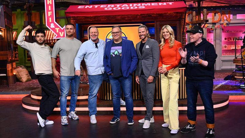 Stefan Raab (Dritter von links) kämpft nun gegen prominente Gäste um die Million.