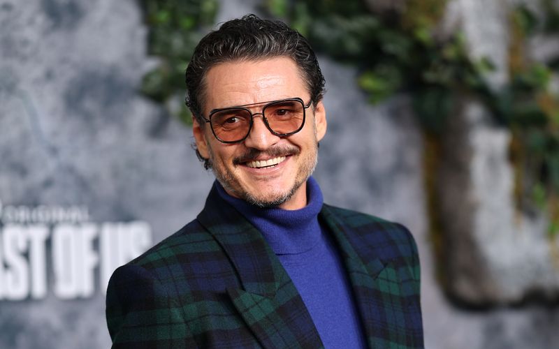 Alle reden von Pedro Pascal. Wen soll das wundern, der chilenisch-US-amerikanischer Schauspieler ist derzeit so präsent wie keiner seiner Hollywood-Kollegen. Allein dieses Jahr wird er in mindestens drei Filmen im Kino zu sehen sein, darunter die romantische Komödie "Was ist Liebe wert - Materialists" (Kinostart: 21. August). Höchste Zeit, den Hollywood-Star der Stunde mit einer Galerie zu ehren. Ein Überblick über seine wichtigsten Rollen.