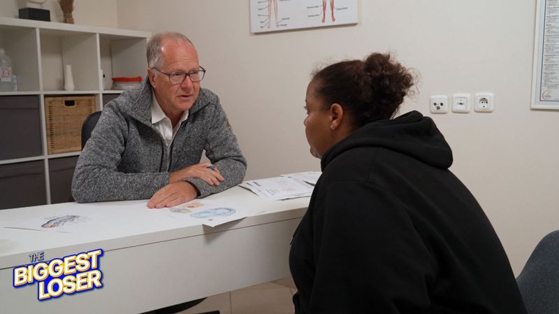 Bittere Nachricht: Dr. Jan Arndt teilte Angelina mit, dass sie wegen eines angerissenen Außenbandes leider nicht mehr mitmachen darf.