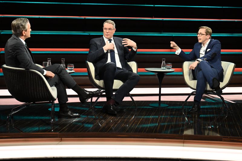 SPD-Politiker Alexander Schweitzer (Mitte) wollte im Gespräch mit Markus Lanz (links) eine Erhöhung des Spitzensteuersatzes nicht ausschließen, Philipp Amthor hingegen schon.