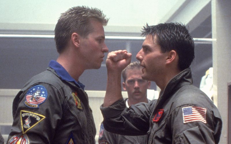 "Top Gun" (1986) gilt bis heute als einer der besten Fliegerfilme aller Zeiten, der Actionfilm katapultierte zudem den damals 24-jährigen Tom Cruise (rechts) in die Liga der größten Hollywood-Stars. Auch für zahlreiche seiner Co-Darsteller wie etwa Val Kilmer (links) bedeutete das Flieger-Drama den Durchbruch. Kilmer starb nun im Alter von 65 Jahren, aus diesem Anlass zeigt die Galerie, was aus den "Top Gun"-Darstellern wurde.