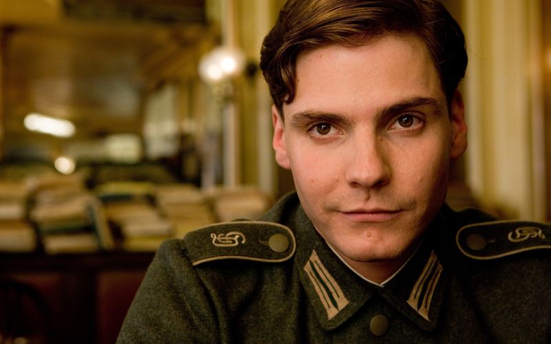 Mit "Good Bye, Lenin!" sorgte Daniel Brühl 2003 international für Aufsehen, so richtig ging seine Hollywood-Karriere jedoch mit "Inglourious Basterds" (Bild) los. Es folgten Rollen in Großproduktoinen wie "Rush - Alles für den Sieg" und "The First Avenger: Civil War". Zuletzt war er in "The King's Man: The Beginning", "Im Westen nichts Neues" und der französischen Netflix-Serie "Becoming Karl Lagerfeld" zu sehen.