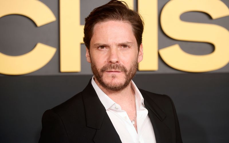 Daniel Brühl ist ein Star - nicht nur in Deutschland. Längst ist der in Köln aufgewachsene Schauspieler auch in Hollywood angekommen. Sein neuer Film aus der Traumfabrik heißt "Eden" und ist nach "Rush - Alles für den Sieg" eine weitere Zusammenarbeit mit Regisseur Ron Howard. Zum Kinostart des Survival-Dramas am 3. April zeigt die Galerie, welche deutsche Filmstars ebenfalls in Hollywood durchstarten konnten.