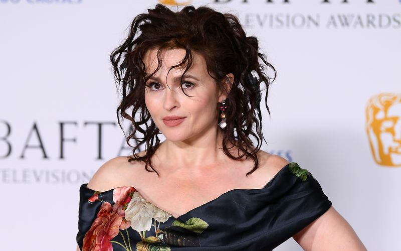 Happy Birthday, Helena Bonham Carter! Dass die Schauspielerin, der am 26. Mai ihren 60. Geburtstag feiert, bis heute noch keinen Oscar gewann, mag man kaum glauben. Schließlich gehört sie fraglos zu den Schauspielerinnen und Schauspielern mit dem größten Wiedererkennungswert. Oder anders: Bonham Carter fällt immer auf. Für uns zählt sie zu den unverkennbarsten Charakterköpfen, die Hollywood zu bieten hat ...  