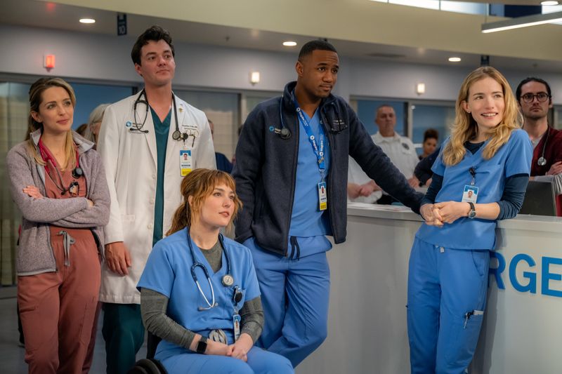 Dr. Danny Simms (Willa Fitzgerald, rechts) muss ihre Kolleginnen (Cass Himmelstein, Jessy Yates) und Kollegen (Jack Bannon, Jessie T. Usher) davon überzeugen, eine gute Chefin zu sein.