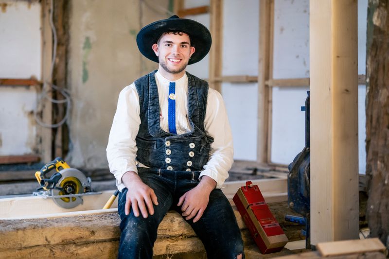 Schreiner Phillip aus Sachsen-Anhalt ist seit über zwei Jahren auf Wanderschaft. Nach der Ausbildung zog der 21-Jährige aus, um Handwerk und Leben ganz neu zu lernen.