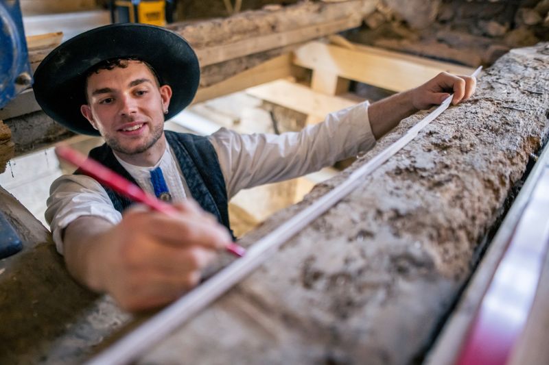 Drei Jahre ohne Handy: Schreiner Phillip aus Sachsen-Anhalt ist seit über zwei Jahren auf Wanderschaft. Nach der Ausbildung zog der 21-Jährige aus, um Handwerk und Leben ganz neu kennenzulernen.