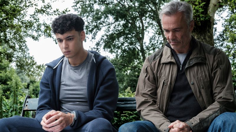 Wie wurde der junge Anouar (Hamza Iallouchen, links) zu einem eiskalten Killer, der offenbar im Auftrag der Mafia handelte? Alex Pollack (Hannes Jaenicke) versucht ihn mit geschickten Fragen zum Reden zu bringen. Doch der Junge schweigt. Zunächst ...