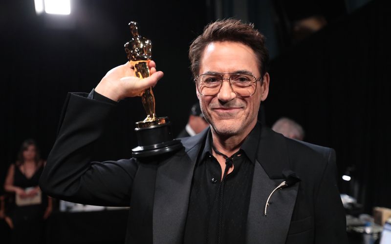 Die Karriere so facettenreich wie kaum eine zweite und auch das Leben voller Höhepunkte und Rückschläge: Robert Downey Jr. gehört zu den schillerndsten, aber auch talentiertesten Stars in Hollywood. Am 4. April feiert der Schauspieler seinen 60. Geburtstag. Die Galerie fasst aus diesem Anlass die wichtigsten Stationen seiner Arbeit und seines Lebens zusammen. 
