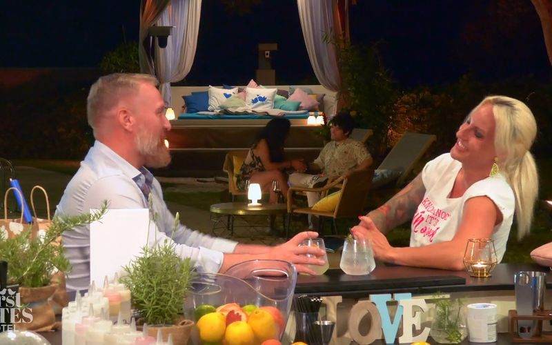 An der Pool-Bar verstanden sich Till und Maria bestens. Ob mehr daraus wird?