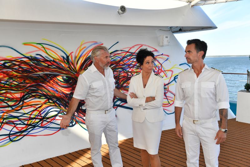 Kapitän Max Parger (Florian Silbereisen, rechts), Schiffsdirektorin Hanna Liebhold (Barbara Wussow) und Staff-Kapitän Martin Grimm (Daniel Morgenroth) empfinden das heimlich angefertigte Graffito der Jungkünstlerin Lena als Schmiererei.
