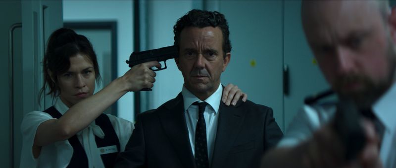 Der französische Verteidigungsminister Philippe Bardin (Nathan Willcocks, Mitte, mit Ana Ularu und Alex (Michael Shelford) wird von Terroristen gefangen genommen.