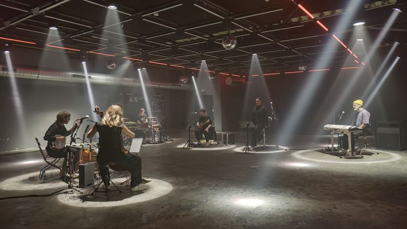 Im Klangstudio (von links): Die Musiker Ferdinand Kirner, Ella Rohwer, Florian "Flo" Dauner, Dominik Krämer, Rachel Scharnberg und Lillo Scrimali spielen Werke für die Dokumentation ein.