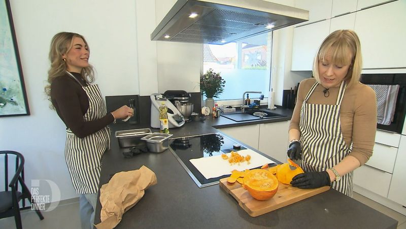 Kathrin (rechts) bekommt Unterstützung von Schnippelhilfe Lena.