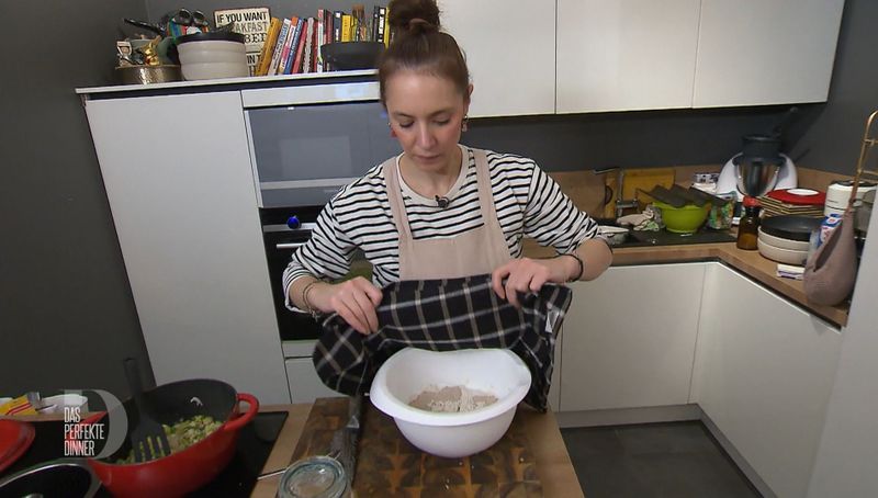 Aus Liebe zum Pfannenbrot: Kinga (42) bringt ihren Teig zur Ruhe.