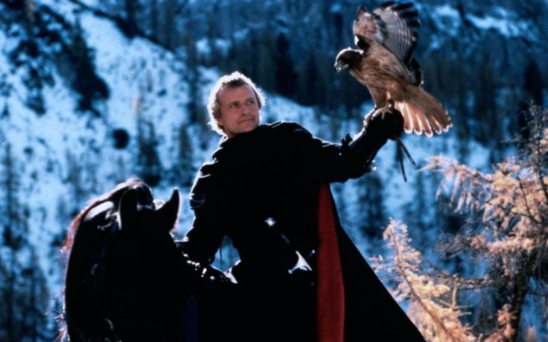 Rutger Hauer (Bild), Michelle Pfeiffer und Matthew Broderick spielen die Hauptrollen und Regie führte Richard Donner ("Superman"), trotzdem ist "Der Tag des Falken" heute (fast) vergessen. Zum 40-jährigen Jubiläum der Fantasy-Romanze am 12. April präsentiert die Galerie weitere Kultfilme aus den 1980er-Jahren, die es verdienen, wieder ins Gedächtnis gerufen zu werden.