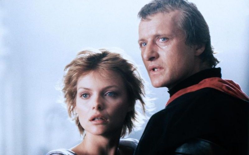 Es ist eine der ungewöhnlichsten Liebesfilme überhaupt: Rutger Hauer und Michelle Pfeiffer spielen in Richard Donners "Der Tag des Falken" das Liebespaar Isabeau und Etienne, die sich nicht sehen und nicht berühren können. Jedenfalls nicht als Menschen. Durch die Intrige eines Geistlichen lastet auf ihnen ein Fluch: Bei Tage ist sie ein Falke und er in den Nächten ein Wolf.