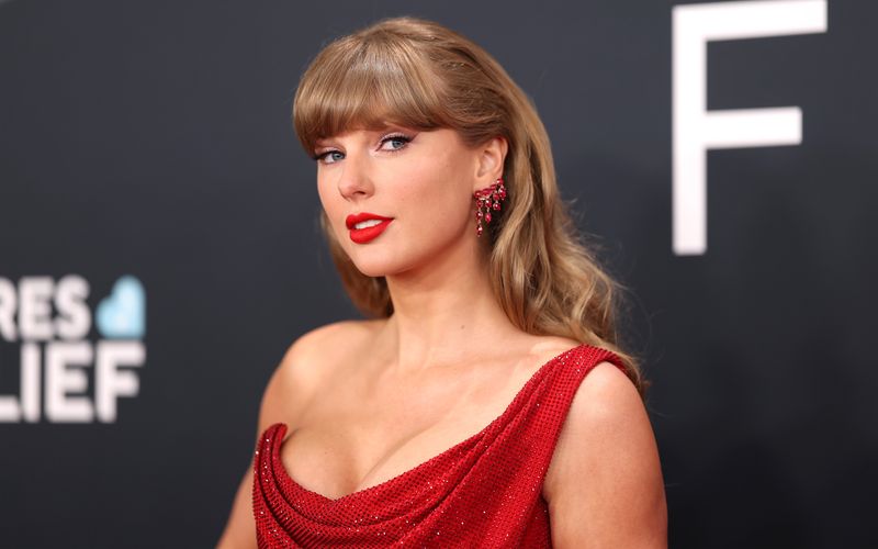 Als Taylor Swift ihre Karriere als Country-Nachwuchstalent begann, ahnte niemand, dass dies nur der erste Schritt auf dem Weg in den Pop-Olymp sein sollte. Mittlerweile steht die Sängerin in Sachen Erfolg fast schon in einer Reihe mit Legenden wie Michael Jackson und Elvis Presley. Anlässlich der Veröffentlichung ihres neuen Albums "The Life Of A Showgirl" zeigt die Galerie, wie ihre Karriere begann und wie zum größten Popstar der Gegenwart wurde ... 