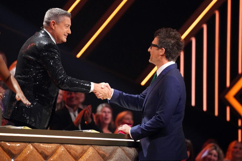 Hand drauf! Per Handschlag besiegelten Joachim Llambi (links) und Daniel Hartwich die Tanz-Sensation. Die beiden werden nächste Woche die Show eröffnen.