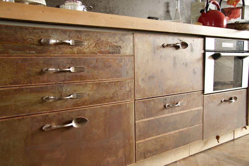 Kann das weg? Wer eine individuelle und nachhaltige Küche haben möchte, sollte diese Frage immer öfter mit "Nein" beantworten. Alten Töpfen, Möbeln, Geräten, Küchenhelfern und anderen Dingen, die scheinbar reif sind für die Tonne, kann oft noch ein zweites Leben eingehaucht werden, wenn sie zweckentfremdet, restauriert oder repariert werden.