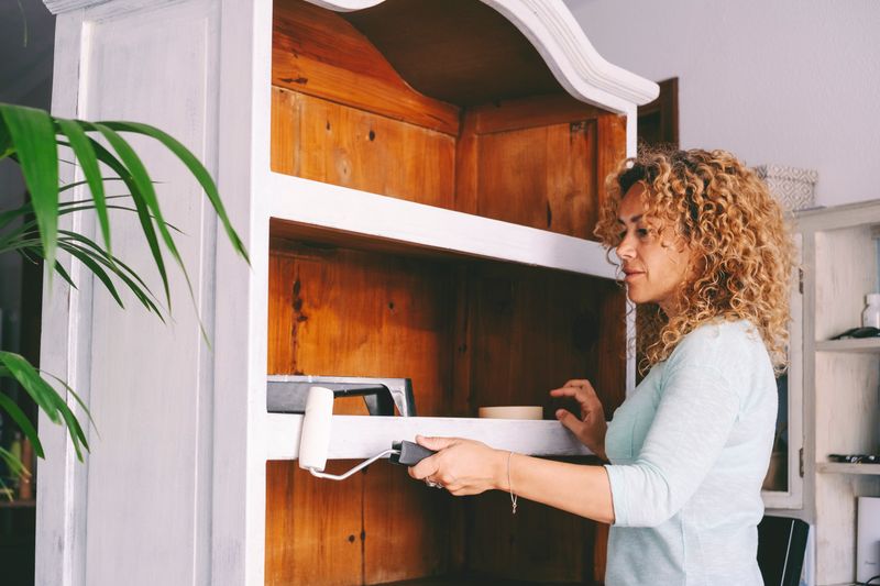 Der Klassiker unter den Upcycling-Ideen ist das Streichen von Möbeln in neuen Farben. Das bringt auf ganz einfache Weise frischen Wind, Abwechslung und Individualität in Ihre Küche. Ob strahlendes Weiß, bunte Farben wie Rot, Gelb oder Blau oder eine Lasur, die die natürliche Ausstrahlung von Holz zur Geltung bringt - mit Pinsel und Farbe können Sie Ihrer Küche einen neuen Look verpassen. 