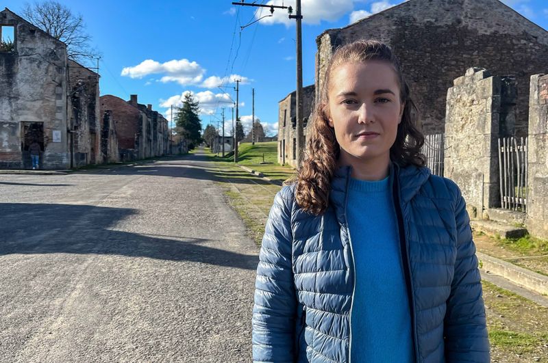 Vor 80 Jahren endete der Zweite Weltkrieg - doch wie erklärt man den seinen Kindern oder Enkeln? Reporterin Lotte begibt sich für "logo! extra Der Zweite Weltkrieg und wir" auf die Spuren des historischen Ereignisses. Unter anderem im französischen Dorf Oradour-sur-Glane, das damals komplett zerstört wurde.