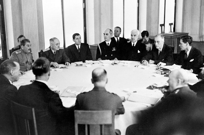 Die Konferenz von Jalta gehört zu den wichtigsten diplomatischen Ereignissen des Zweiten Weltkriegs: Am Tisch beraten Winston Churchill (unten rechts), Franklin D. Roosevelt (oben zweiter von rechts) und Josef Stalin (oben links).