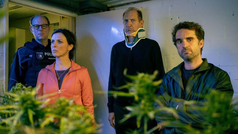 Sievers (Peter Heinrich Brix, zweiter von rechts) Behrendsen (Julia Brendler) und Feldmann (Oliver Wnuk, rechts) entdecken im Haus des Opfers eine Marihuana-Plantage.