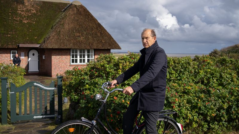 Kommissar Carl Sievers (Peter Heinrich Brix) ermittelt im Fall seiner toten Hypnotiseurin: Hat das grandios gelegene Haus etwas mit der Tat zu tun?