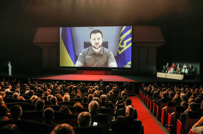 Staatsmann vor der Weltöffentlichkeit: Nach dem Beginn des russischen Angriffskrieges warb Wolodymyr Selenskyj, wie hier in Cannes, für die Unterstützung der Ukraine.