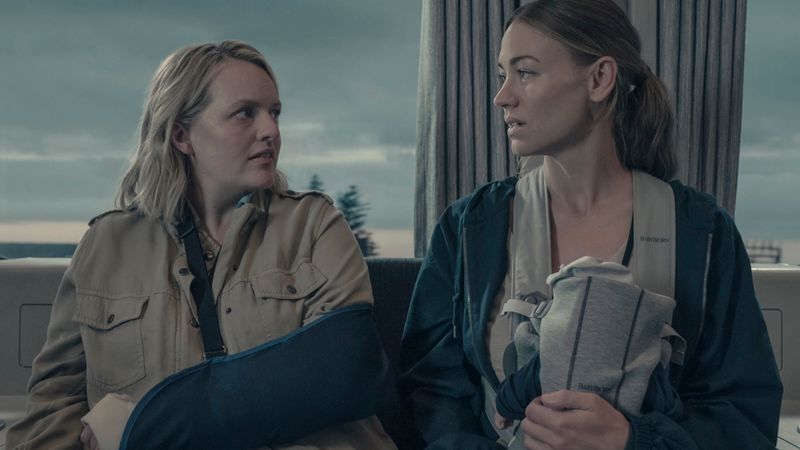 June Osborne (Elisabeth Moss, links) und ihre frühere Peinigerin Serena (Yvonne Strahovski) sagen Gilead den Kampf an: jede auf ihre eigene Weise.