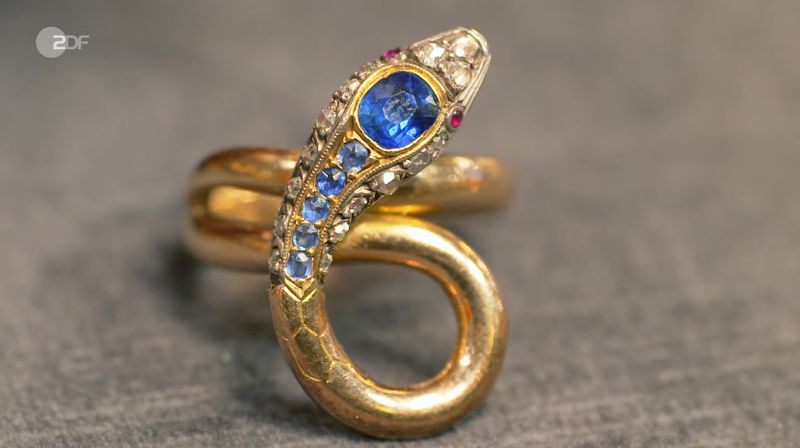 Präsentiert wurde ein exquisites Stück aus 585er-Gelbgold mit Altschliff-Diamanten, Rubinen und Saphiren.