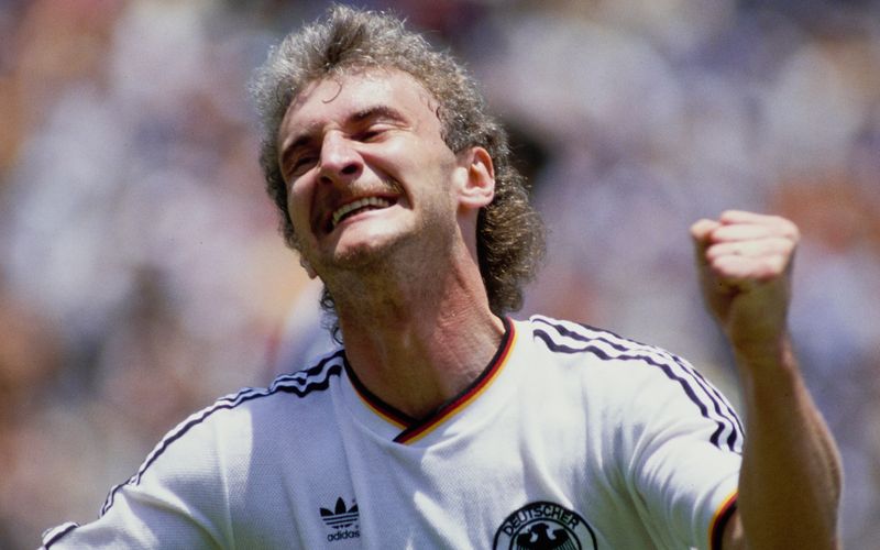 Er gilt als einer der besten Fußballer, den Deutschland jemals hatte: Rudi Völler wurde 1990 Weltmeister, am 13. April feiert der heutige Sportdirektor der Nationalmannschaft seinen 65. Geburtstag. Ihm zu Ehren präsentieren wir unsere ganz und gar subjektive Rangliste der größten deutschen Fußballer-Legenden. In Kadergröße - von Platz 23 bis Platz 1 - versteht sich. 