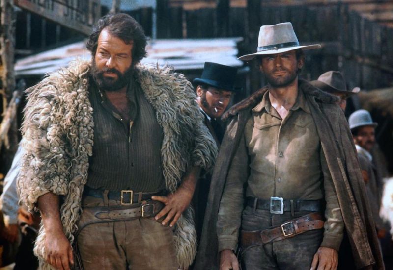 Den ersten gemeinsamen Film von Spencer und Hill gibt es in zwei Versionen: Das Original von 1967 ist ein ernsthafter und gewalttätiger Italo-Western. Nach dem großen Erfolg ihrer Haudrauf-Werke folgte Anfang der 80er-Jahre eine neu synchronisierte, neu geschnittene Fassung, die als "Zwei vom Affen gebissen" in der Kinos kam und in der die Gag-Quote merklich höher war.
