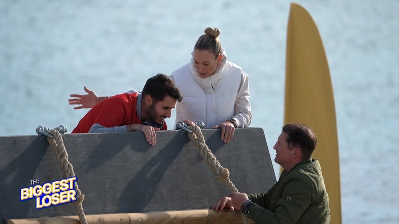 Drama bei der letzten Challenge von "The Biggest Loser" (SAT.1): An der Kletterwand ist Kandidat Purja vor Höhenangst wie gelähmt. Die Coaches Christine Theiss und Ramin Abtin reden beruhigend auf ihn ein.