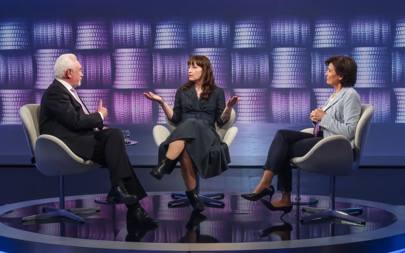 Sandra Maischberger (rechts) begrüßte in ihrer Sendung FDP-Vize Wolfgang Kubicki und Linken-Chefin Heidi Reichinnek.