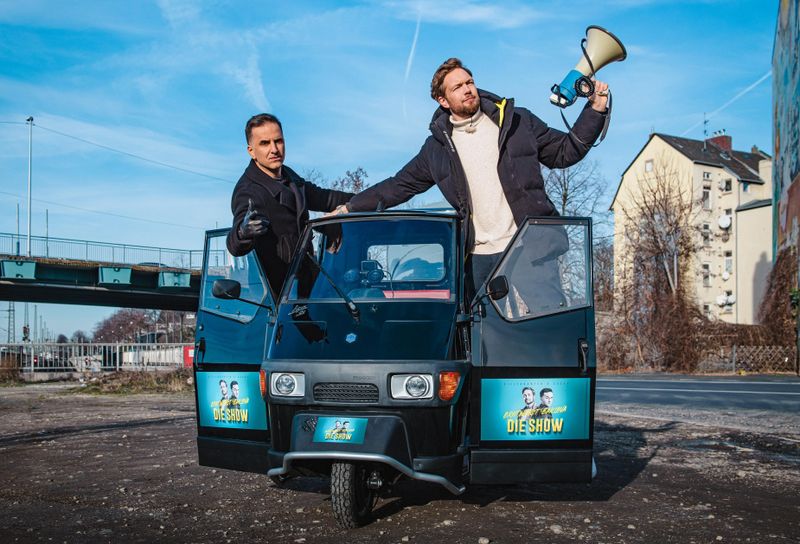 "Der eine eine Bilderbuchkartoffel aus dem Ruhrpott, der andere ein Türkenschwabe mit großem Herz und dünnem Haar": Unter dieser Eigenbeschreibung podcasten die Comedians und Freunde Özcan Cosar (links) und Bastian Bielendorfer schon seit fast 300 Folgen. Selten war Culture-Clash sympathischer und humorvoller.