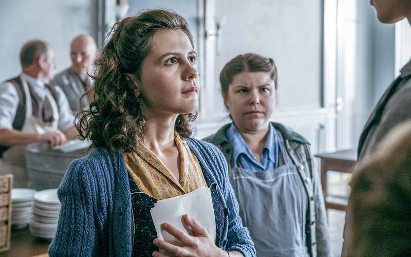 Schweizer Qualitätsserie "Frieden": Die junge Klara (Annina Walt) lebt im Sommer 1945 zwei Leben. Zum einen heiratet die wohlhabende Fabrikantentochter und ausgebildete Lehrerin, andererseits erkundet sie in einem Flüchtlingsheim für überlebende Jugendliche aus dem KZ Buchenwald die Schrecken der Nachkriegszeit.