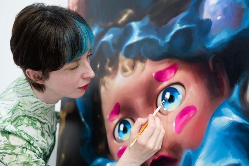 Die schottische Künstlerin Rachel Maclean bei der Arbeit an ihrer MAMA-Werkreihe.Sie glaubt: "Dieser Bruch mit der Welt, wie man sie bis dahin kannte, ist zutiefst verunsichernd."