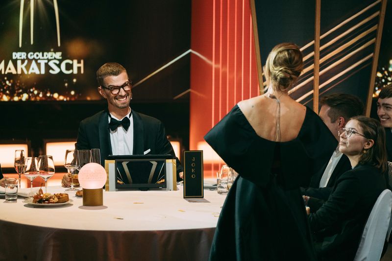 Für die Gala im Stil einer Filmpreisverleihung mussten sich nicht nur die Kandidaten, sondern auch das Publikum in Schale werfen. Dafür gab's Champagner zum Süffeln.