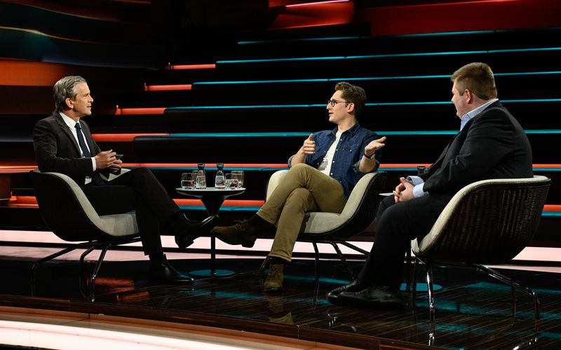 Markus Lanz (links) begrüßte im ZDF-Talk zwei Politiker der jungen Generation, Juso-Chef Philipp Türmer (Mitte) und Kohl-Enkel-Johannes Volkmann.